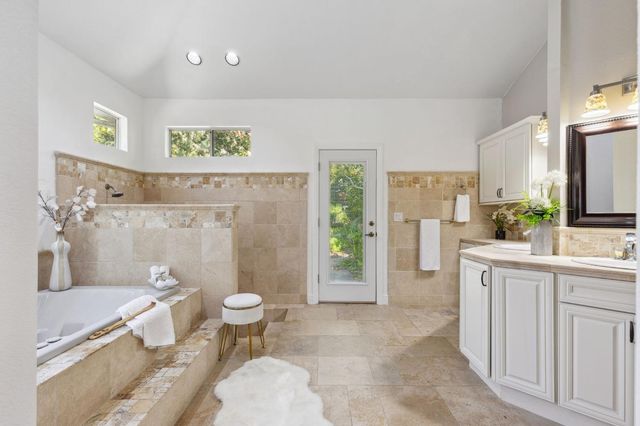 4006 Canyon Dr, Fair Oaks, CA 95628