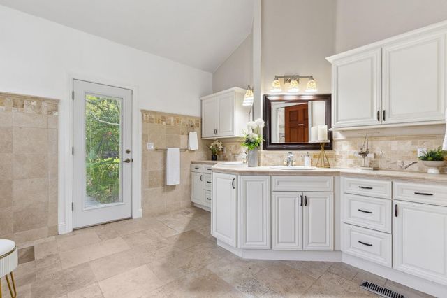 4006 Canyon Dr, Fair Oaks, CA 95628