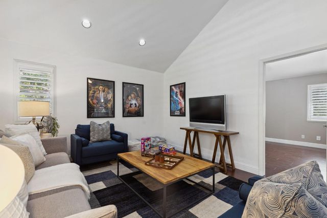 4006 Canyon Dr, Fair Oaks, CA 95628