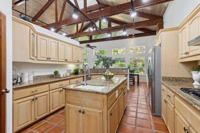 4006 Canyon Dr, Fair Oaks, CA 95628