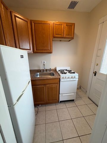 15 Lynde St 33, Salem, MA 01970