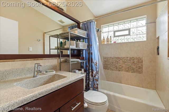 24210 Beverly Street, Oak Park, MI 48237