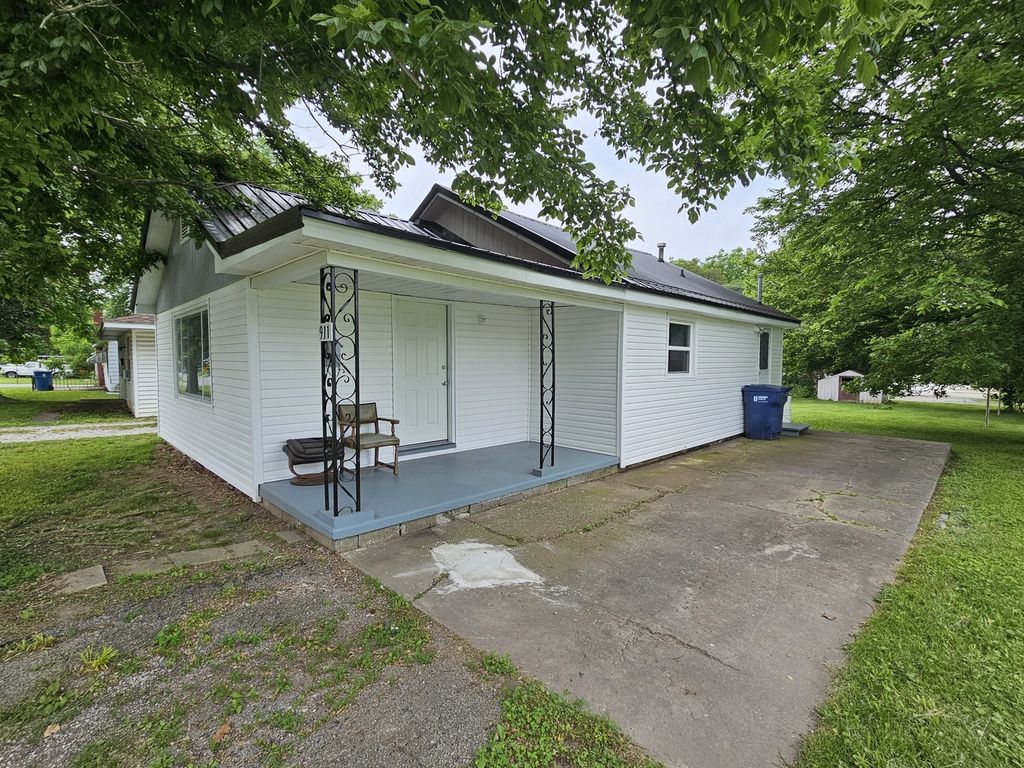 Image 1 of property listing at 911 S 25th Street, Mt Vernon, IL 62864