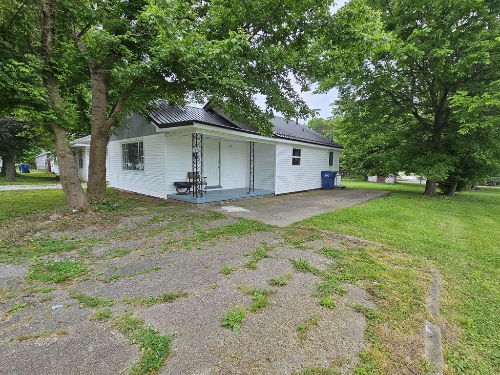 Image 2 of property listing at 911 S 25th Street, Mt Vernon, IL 62864