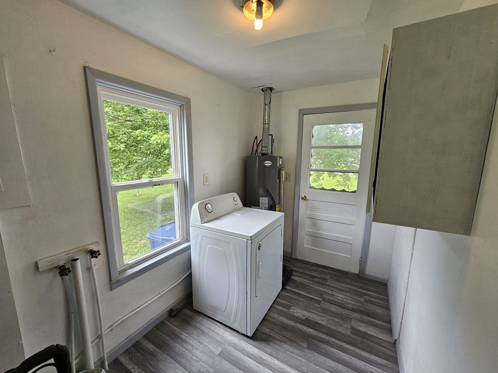 Image 11 of property listing at 911 S 25th Street, Mt Vernon, IL 62864