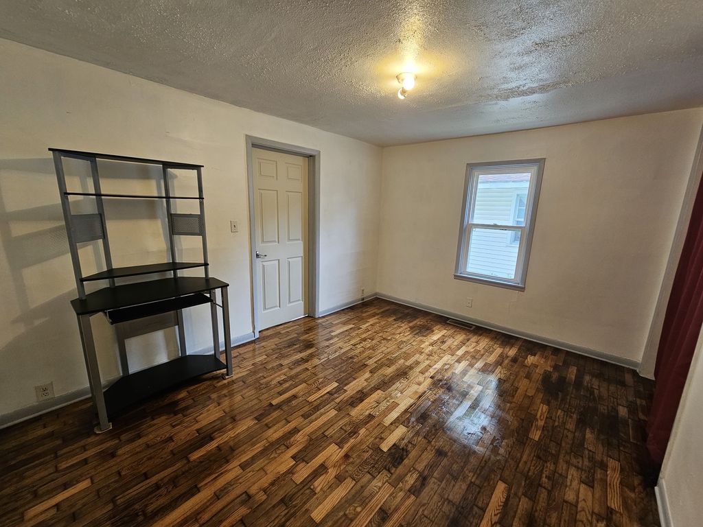 Image 13 of property listing at 911 S 25th Street, Mt Vernon, IL 62864