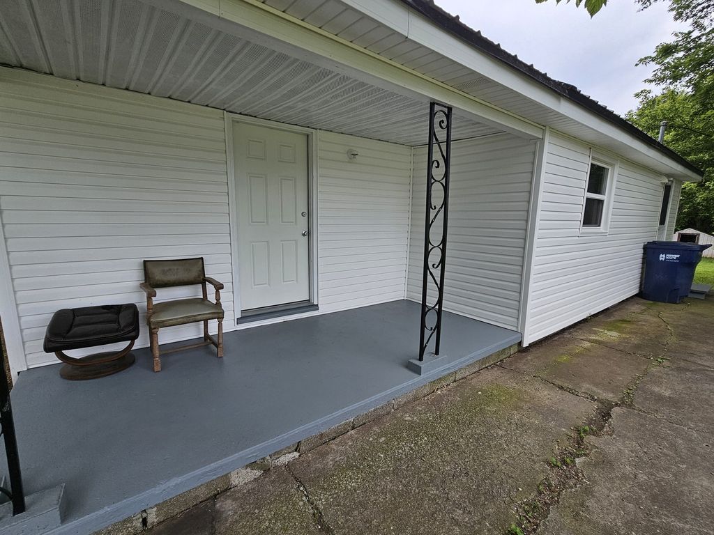 Image 3 of property listing at 911 S 25th Street, Mt Vernon, IL 62864