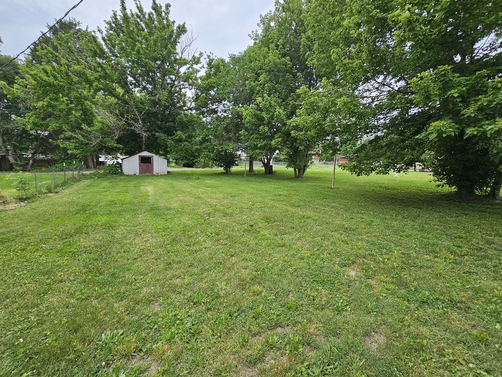 Image 4 of property listing at 911 S 25th Street, Mt Vernon, IL 62864