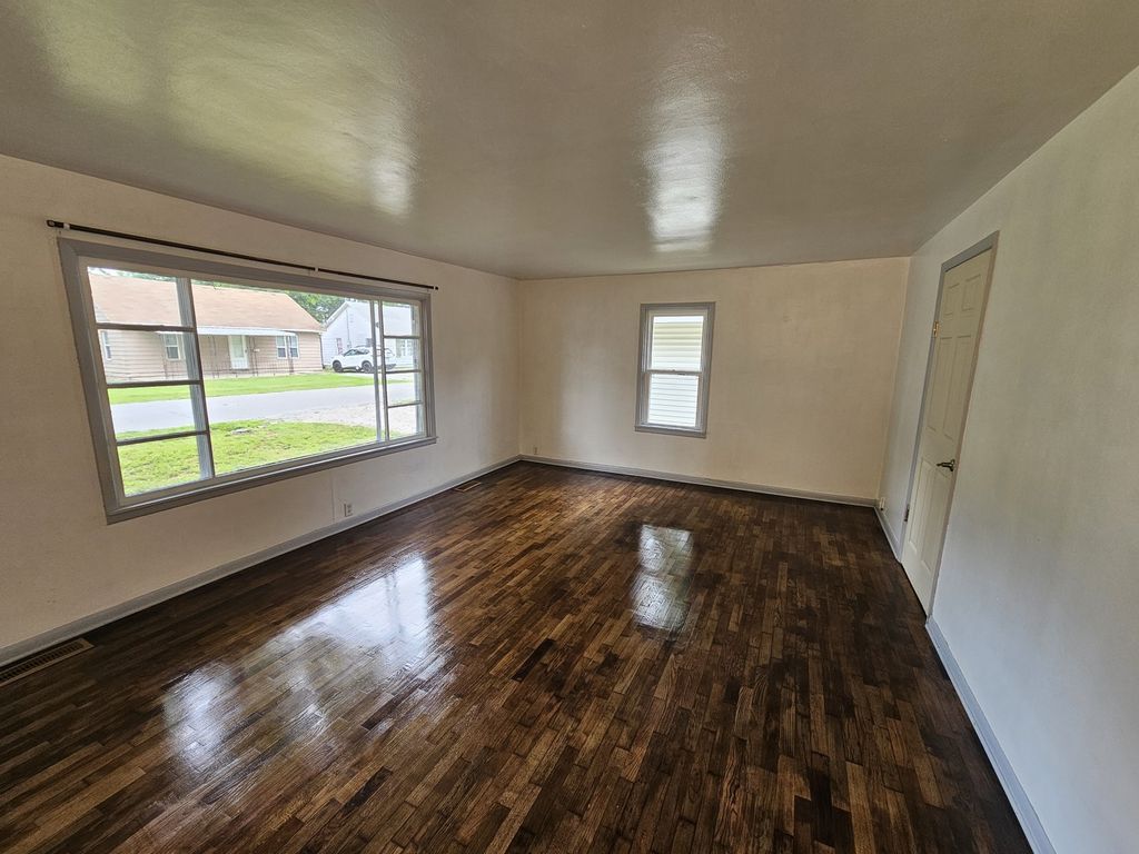 Image 5 of property listing at 911 S 25th Street, Mt Vernon, IL 62864