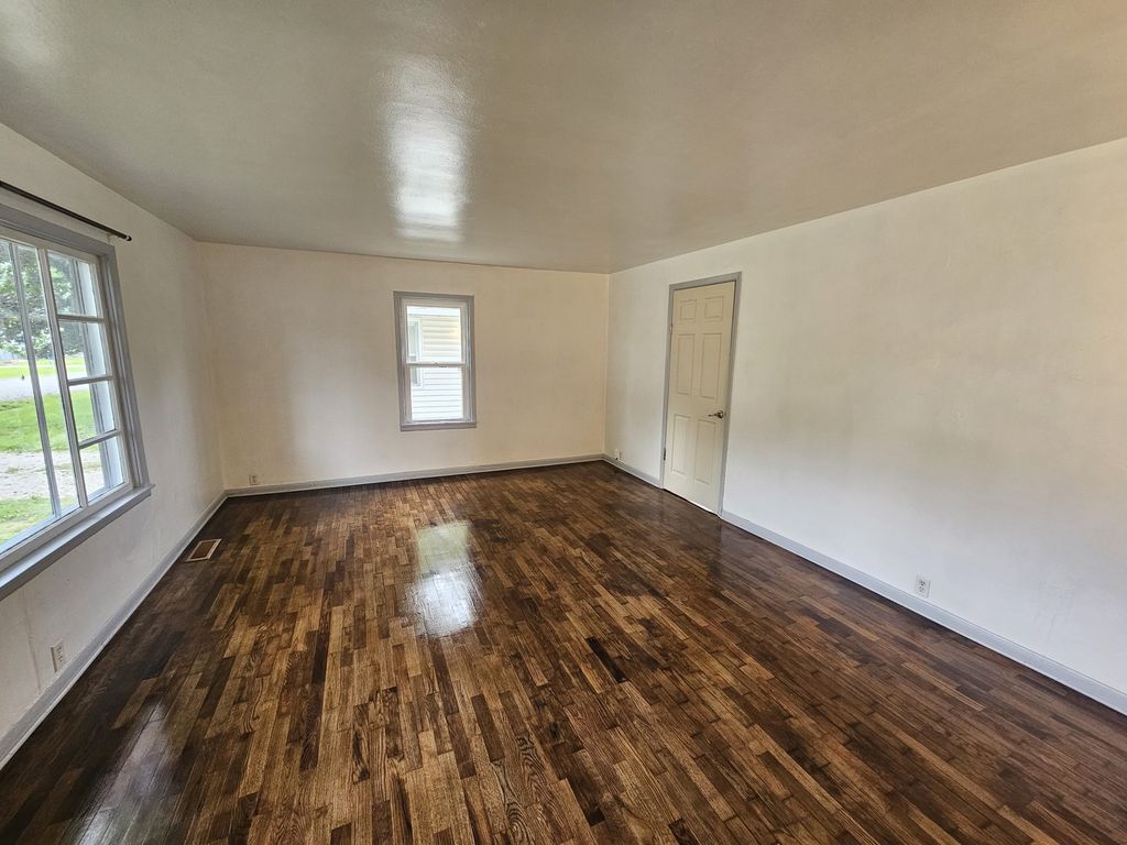 Image 6 of property listing at 911 S 25th Street, Mt Vernon, IL 62864