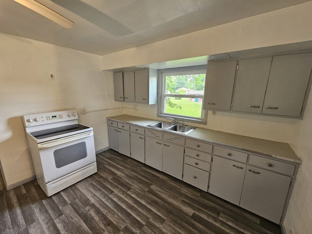 Image 7 of property listing at 911 S 25th Street, Mt Vernon, IL 62864