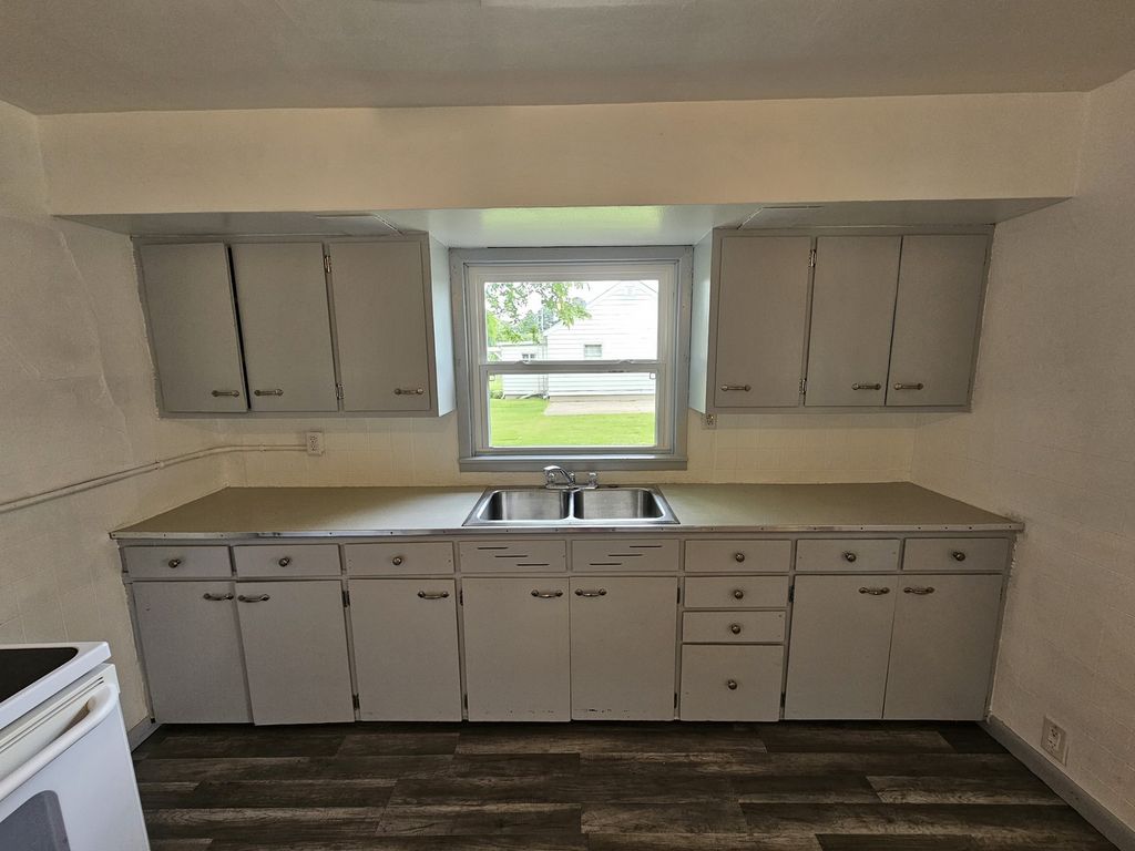 Image 8 of property listing at 911 S 25th Street, Mt Vernon, IL 62864