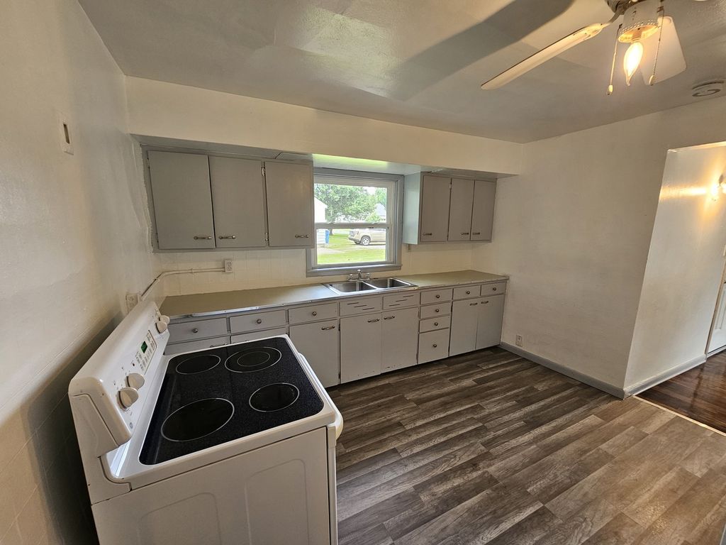 Image 9 of property listing at 911 S 25th Street, Mt Vernon, IL 62864