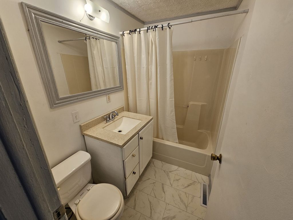 Image 10 of property listing at 911 S 25th Street, Mt Vernon, IL 62864