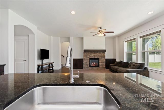4406 S Lava Springs Loop, Nampa, ID 83686