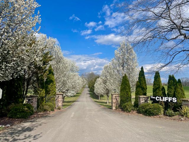 77 Meadows Loop, Russell Springs, KY 42642