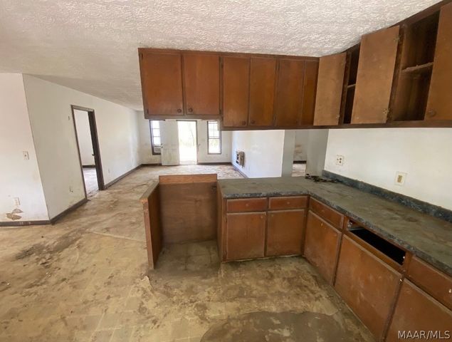 223 County Road 68 Road W, Deatsville, AL 36022