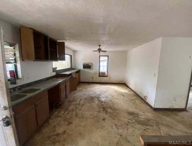 223 County Road 68 Road W, Deatsville, AL 36022