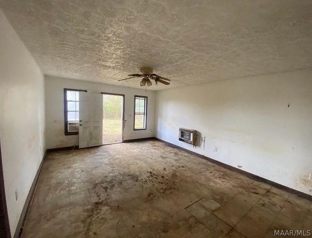 223 County Road 68 Road W, Deatsville, AL 36022