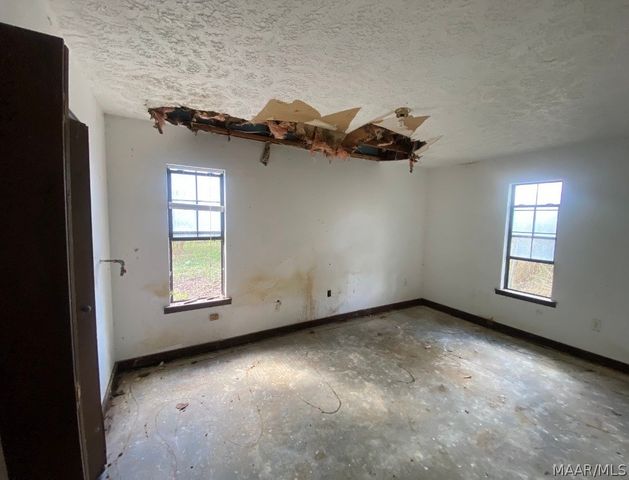 223 County Road 68 Road W, Deatsville, AL 36022