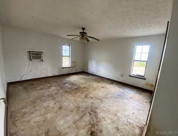 223 County Road 68 Road W, Deatsville, AL 36022