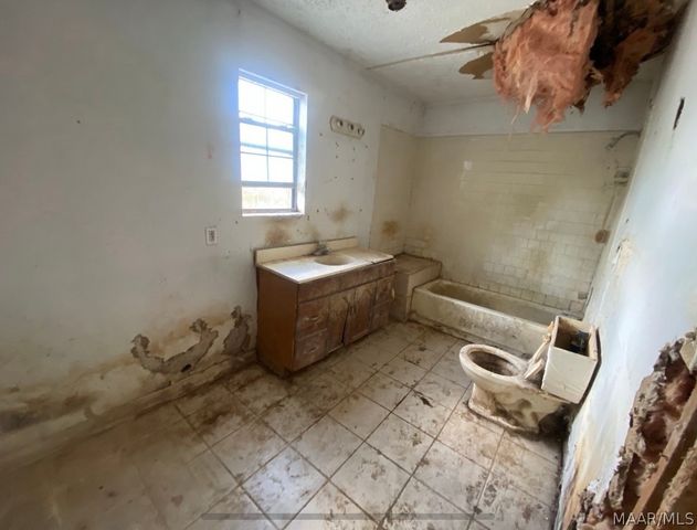 223 County Road 68 Road W, Deatsville, AL 36022