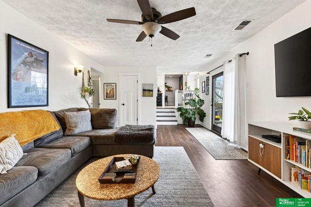 10617 M Street, Omaha, NE 68127