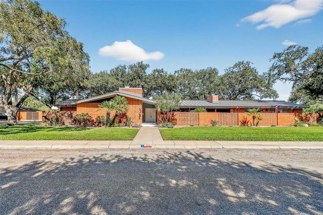 1813 Clare Dr, Alice, TX 78332