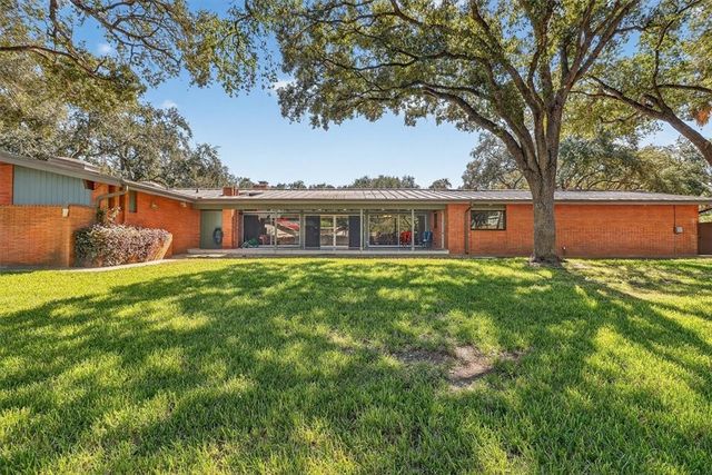 1813 Clare Dr, Alice, TX 78332