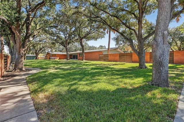 1813 Clare Dr, Alice, TX 78332