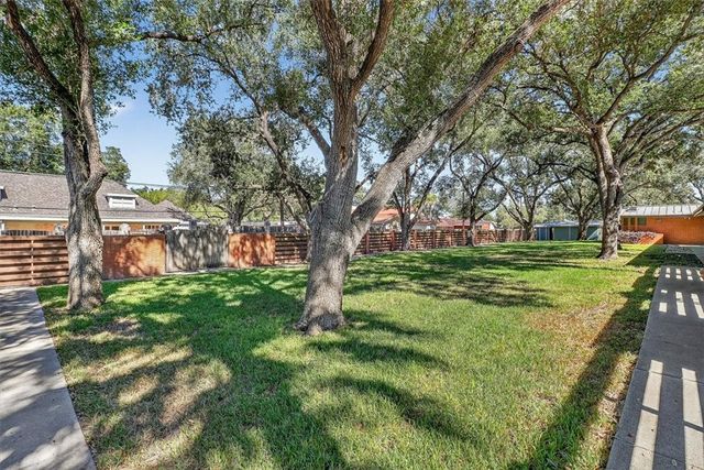 1813 Clare Dr, Alice, TX 78332