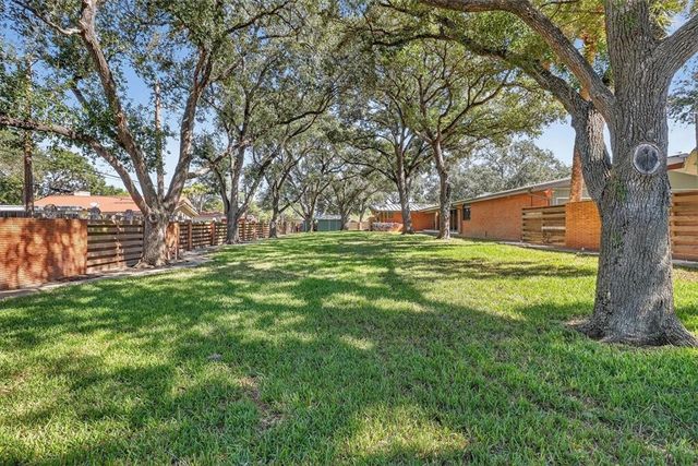 1813 Clare Dr, Alice, TX 78332