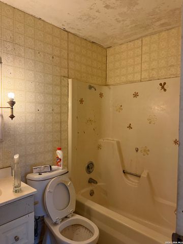 1826 MOSSY CREEK DR, San Antonio, TX 78245