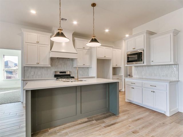 1901 Hollow Crest Court, Norman, OK 73071