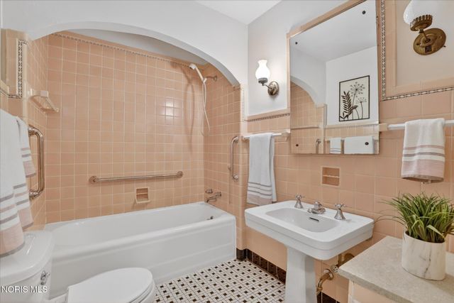 405 Forest Drive, Rossford, OH 43460