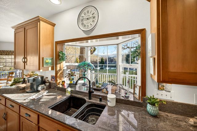 7555 E Antelope Road, Eagle Point, OR 97524