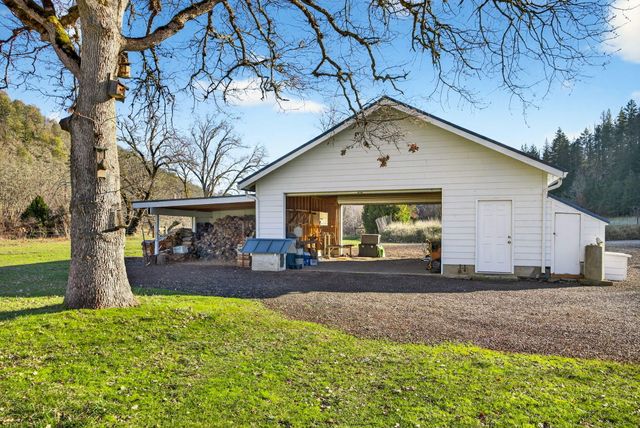 7555 E Antelope Road, Eagle Point, OR 97524