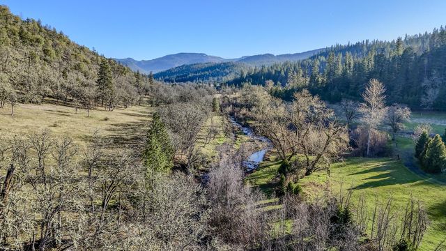 7555 E Antelope Road, Eagle Point, OR 97524