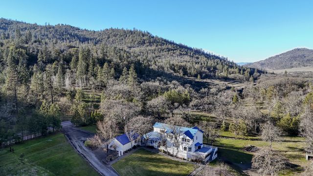 7555 E Antelope Road, Eagle Point, OR 97524