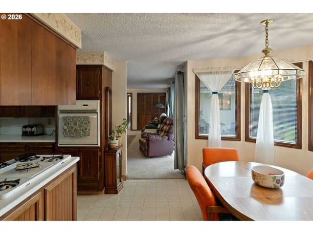 1650 SPRINGHILL Dr, Albany, OR 97321