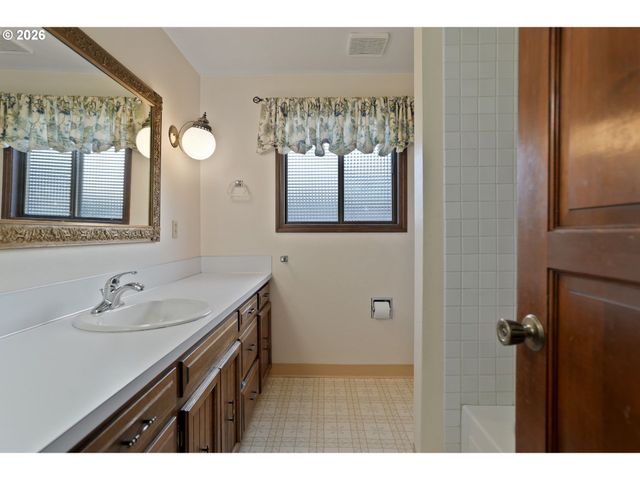 1650 SPRINGHILL Dr, Albany, OR 97321