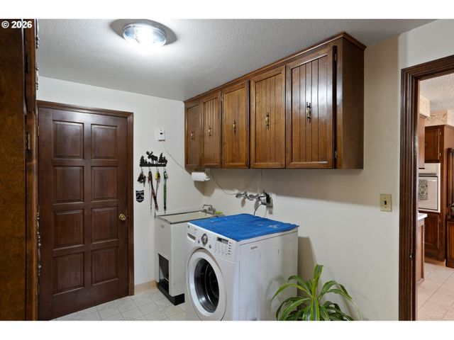 1650 SPRINGHILL Dr, Albany, OR 97321