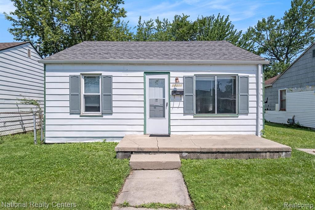 11211 Chalmers Avenue, Warren, MI 48089