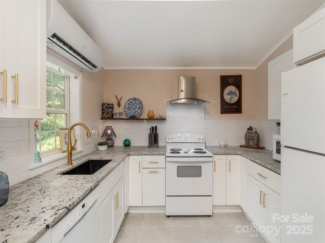 1323 Locust Grove Road, Hendersonville, NC 28792