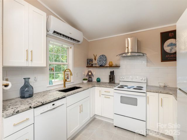 1323 Locust Grove Road, Hendersonville, NC 28792
