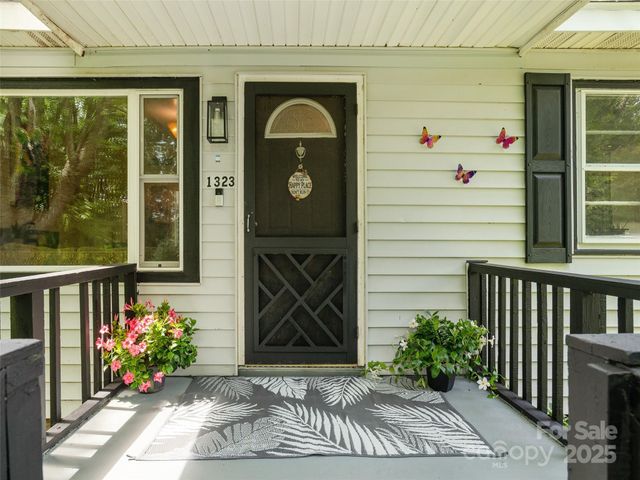 1323 Locust Grove Road, Hendersonville, NC 28792