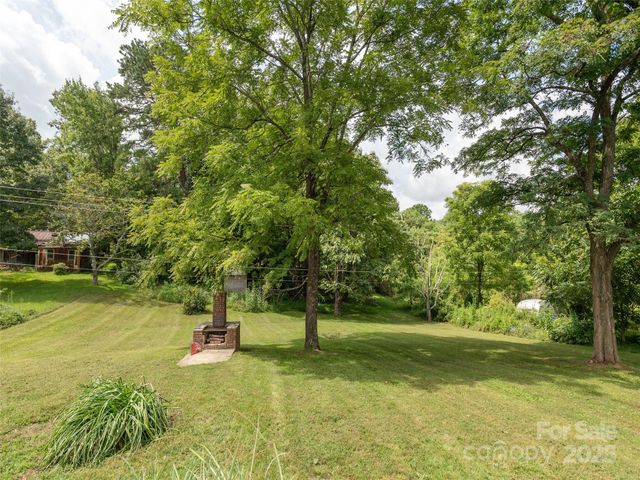 1323 Locust Grove Road, Hendersonville, NC 28792