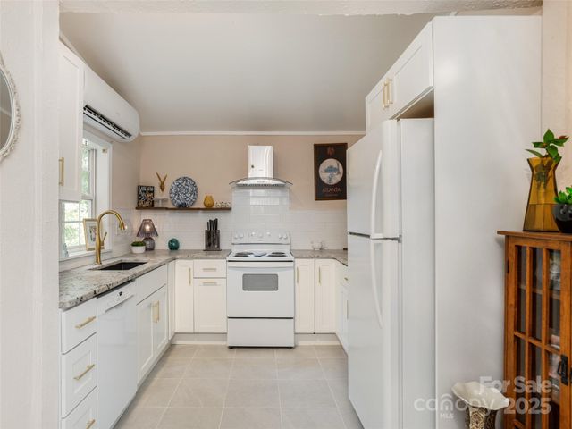 1323 Locust Grove Road, Hendersonville, NC 28792