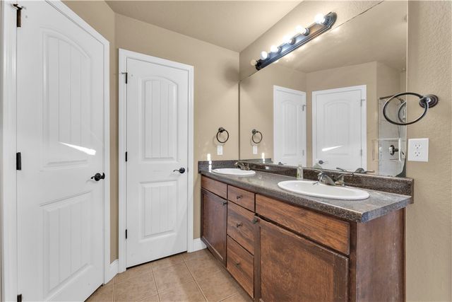 429 E Mccann Road, Rogers, AR 72758