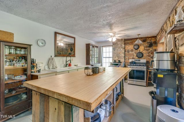 170 Davis Road, Thorn Hill, TN 37881